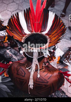 Uomo indigeno di una tribù brasiliana amazzonica che indossa coloratissimo headdress di piuma noto come cocar. Fiume Xingu, Amazzonia, Brasile. 2009. Foto Stock