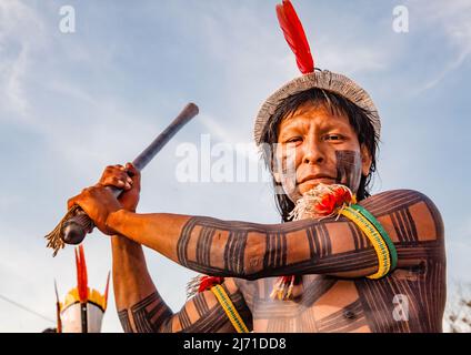 Uomo indigeno di una tribù brasiliana amazzonica che indossa un headdress di piuma chiamato cocar. Fiume Xingu, Amazzonia, Brasile. 2010. Foto Stock