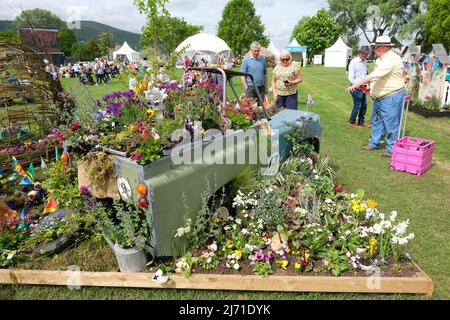 Malvern, Worcestershire, Regno Unito – Giovedì 5th Maggio 2022 – i visitatori possono ammirare un giardino progettato da bambini delle scuole locali chiamati Coronets, alberi a gomiti e Corgis in onore del Platinum Jubilee il giorno di apertura del Festival di Primavera di RHS Malvern del 35th, dedicato al giardinaggio e alle piante. Lo spettacolo presenta sei giardini con spettacolo e un Platinum Jubilee Garden. Il RHS Malvern Spring Festival fino a domenica 8th maggio. Foto Steven Maggio / Alamy Live News Foto Stock