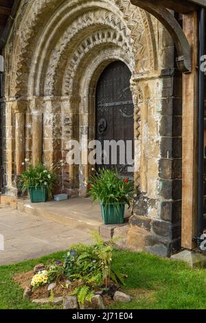 La porta di legno alla Chiesa Parrocchiale di Adel (St John the Baptist) Leeds. Foto Stock