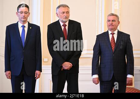 Il presidente Milos Zeman (non visto) ha presentato le croci Golden Lifesaving per il 2021 al castello di Praga, Repubblica Ceca, il 5 maggio 2022. Da sinistra ci sono il portavoce presidenziale Jiri Ovcacek, il segretario presidenziale Jaroslav Hlinovsky e il capo dell'ufficio presidenziale Vratislav Mynar. (Foto CTK/Michal Kamaryt) Foto Stock