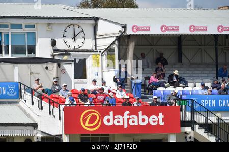 Hove UK 5th maggio 2022 - gli spettatori guardano Sussex prendere Middlesex il primo giorno della loro partita LV= Insurance County Championship al Central County Ground 1st di Hove . : Credit Simon Dack / Alamy Live News Foto Stock