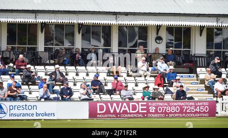 Hove UK 5th maggio 2022 - gli spettatori guardano Sussex prendere Middlesex il primo giorno della loro partita LV= Insurance County Championship al Central County Ground 1st di Hove . : Credit Simon Dack / Alamy Live News Foto Stock