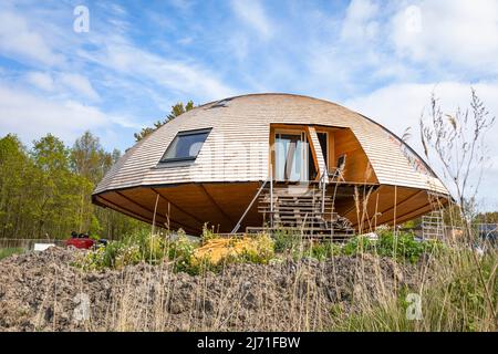 Edificio ecologico UFO a forma di cupola nel villaggio ecologico Oosterwold Almere nei Paesi Bassi Foto Stock