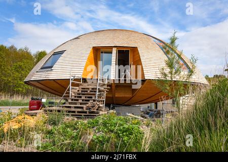 Edificio ecologico UFO a forma di cupola nel villaggio ecologico Oosterwold Almere nei Paesi Bassi Foto Stock