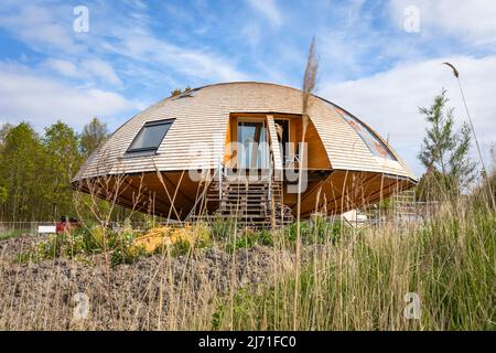 Edificio ecologico UFO a forma di cupola nel villaggio ecologico Oosterwold Almere nei Paesi Bassi Foto Stock