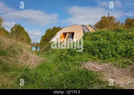 Edificio ecologico UFO a forma di cupola nel villaggio ecologico Oosterwold Almere nei Paesi Bassi Foto Stock