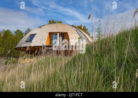 Edificio ecologico UFO a forma di cupola nel villaggio ecologico Oosterwold Almere nei Paesi Bassi Foto Stock