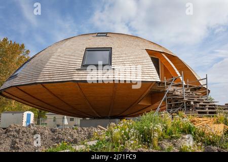 Edificio ecologico UFO a forma di cupola nel villaggio ecologico Oosterwold Almere nei Paesi Bassi Foto Stock