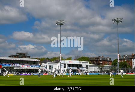 Hove UK 5th maggio 2022 - Sussex prende Middlesex al sole il primo giorno della loro partita LV= Insurance County Championship al Central County Ground 1st a Hove . : Credit Simon Dack / Alamy Live News Foto Stock