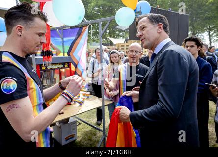 2022-05-05 14:07:44 DEN B.S. - il primo Ministro Mark Rutte visita lo stand del COC (un gruppo di interesse per omosessuali, lesbiche, bisessuali, transessuali e persone con una condizione intersessuale, LGBTI's) dopo che il fuoco di liberazione è stato acceso al Brabante Festival Liberazione. Illuminazione il fuoco della libertà è il segnale di partenza per tutte le attività del giorno della Liberazione. ANP ROBIN VAN LONKHUIJSEN olanda OUT - belgio OUT Foto Stock