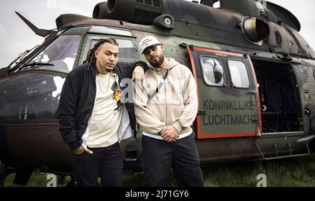 2022-05-05 13:24:28 UTRECHT - Rapper Fresku come Ambasciatore della libertà di fronte all'elicottero con il quale visiterà i Festival della Liberazione. ANP RAMON VAN FLYMEN olanda OUT - belgio OUT Foto Stock