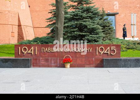 Mosca, Russia - 4 maggio 2022: Piazza Rossa, un memoriale dedicato alla Guerra Mondiale 2. Iscrizione: Caduto per la patria 1941 - 1945, targa di marmo Foto Stock