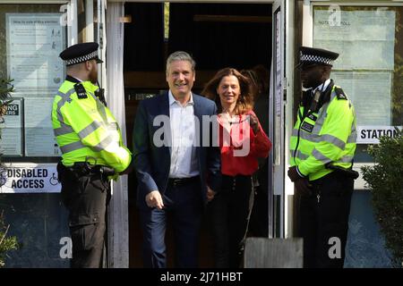 Londra, Regno Unito. 5th maggio 2022. (220505) -- LONDRA, 5 maggio 2022 (Xinhua) -- il leader britannico del partito laburista Keir Starmer (2nd L) e sua moglie Victoria Starmer lasciano un seggio dopo aver votato alle elezioni locali a Londra, in Gran Bretagna, il 5 maggio 2022. I seggi elettorali in tutta la Gran Bretagna si sono aperti all’inizio di giovedì quando gli elettori si sono recati per le elezioni locali. (Foto di Tim Ireland/Xinhua) Credit: Xinhua/Alamy Live News Foto Stock
