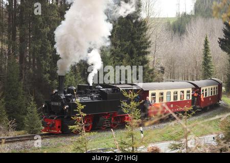 05 maggio 2022, Sassonia-Anhalt, Benneckenstein: Un treno speciale della Harzer Schmalspurbahn GmbH è trainato dalla locomotiva Mallet del 99 5906. È l'ultimo mazzetto operativo di questo tipo a funzionare sull'HSB. A 104 anni di età, è ora in pensione. A partire da oggi, ci sarà una serie di viaggi speciali come tour di addio per la locomotiva a vapore. A partire da metà maggio, la locomotiva non sarà più utilizzata. Foto: Matthias Bein/dpa Foto Stock