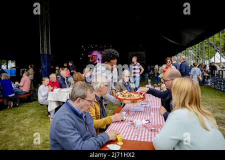 2022-05-05 12:57:56 DEN BOSCH - i visitatori godono il pasto Freedom prima che il fuoco di liberazione è acceso al Brabante Festival Liberazione. Illuminazione il fuoco della libertà è il segnale di partenza per tutte le attività del giorno della Liberazione. ANP ROBIN VAN LONKHUIJSEN olanda OUT - belgio OUT Foto Stock
