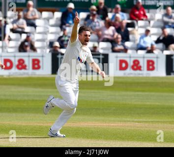 CHELMSFORD INGHILTERRA - MAGGIO 05 : Jordan Thompson dello Yorkshire celebra la conquista del cazzo di Nick Browne durante il Campionato della Contea - Divisione uno (giorno 1 del 4) tra Essex CCC contro YorksireCCC al Cloud County Ground di Chelmsford il 05th Maggio 2022 Foto Stock