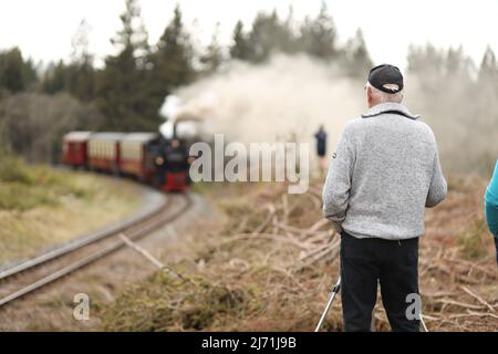 05 maggio 2022, Sassonia-Anhalt, Elend: Un treno speciale della Harzer Schmalspurbahn GmbH è trainato dalla locomotiva Mallet del 99 5906. È l'ultimo mazzetto operativo di questo tipo a funzionare sull'HSB. A 104 anni di età, è ora in pensione. A partire da oggi, ci sarà una serie di viaggi speciali come tour di addio per la locomotiva a vapore. A partire da metà maggio, la locomotiva non sarà più utilizzata. Foto: Matthias Bein/dpa Foto Stock