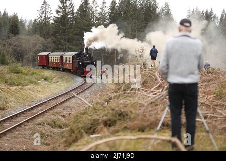 05 maggio 2022, Sassonia-Anhalt, Elend: Un treno speciale della Harzer Schmalspurbahn GmbH è trainato dalla locomotiva Mallet del 99 5906. È l'ultimo mazzetto operativo di questo tipo a funzionare sull'HSB. A 104 anni di età, è ora in pensione. A partire da oggi, ci sarà una serie di viaggi speciali come tour di addio per la locomotiva a vapore. A partire da metà maggio, la locomotiva non sarà più utilizzata. Foto: Matthias Bein/dpa Foto Stock