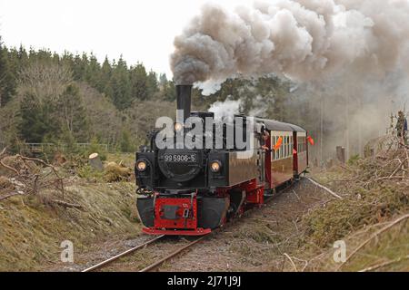 05 maggio 2022, Sassonia-Anhalt, Elend: Un treno speciale della Harzer Schmalspurbahn GmbH è trainato dalla locomotiva Mallet del 99 5906. È l'ultimo mazzetto operativo di questo tipo a funzionare sull'HSB. A 104 anni di età, è ora in pensione. A partire da oggi, ci sarà una serie di viaggi speciali come tour di addio per la locomotiva a vapore. A partire da metà maggio, la locomotiva non sarà più utilizzata. Foto: Matthias Bein/dpa Foto Stock