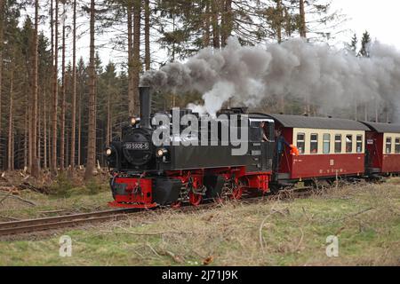 05 maggio 2022, Sassonia-Anhalt, Elend: Un treno speciale della Harzer Schmalspurbahn GmbH è trainato dalla locomotiva Mallet del 99 5906. È l'ultimo mazzetto operativo di questo tipo a funzionare sull'HSB. A 104 anni di età, è ora in pensione. A partire da oggi, ci sarà una serie di viaggi speciali come tour di addio per la locomotiva a vapore. A partire da metà maggio, la locomotiva non sarà più utilizzata. Foto: Matthias Bein/dpa Foto Stock