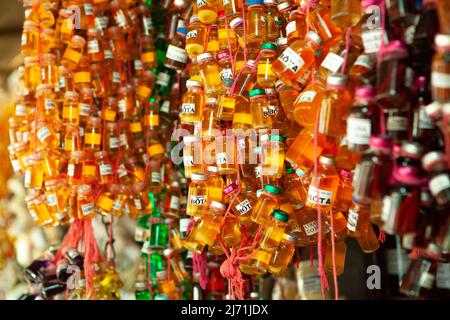 Bottiglie di Cheiro do Pará in mostra al mercato Ver-o-peso a Belém do Pará, Amazon, Brasile. Foto Stock