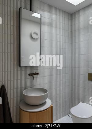 Bagno per gli ospiti. Balmain House, Balmain, Australia. Architetto: TW Architects, 2022. Foto Stock