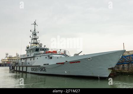 Una nave della forza di frontiera a Ramsgate dopo il ritorno dagli immigrati assistiti vicino dover, giorni di clima calmo nel maggio 22, giacche di vita rosse visibili a bordo Foto Stock