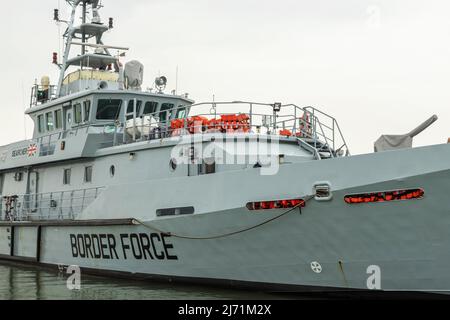 Una nave della forza di frontiera a Ramsgate dopo il ritorno dagli immigrati assistiti vicino dover, giorni di clima calmo nel maggio 22, giacche di vita rosse visibili a bordo Foto Stock