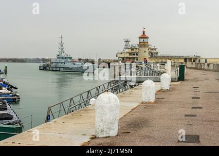 Una nave di frontiera che lascia il porto di Ramsgate per aiutare il salvataggio di una barca migrante vicino a dover (maggio 22) Foto Stock