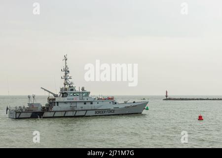 Una nave di frontiera che lascia il porto di Ramsgate per aiutare il salvataggio di una barca migrante vicino a dover (maggio 22) Foto Stock