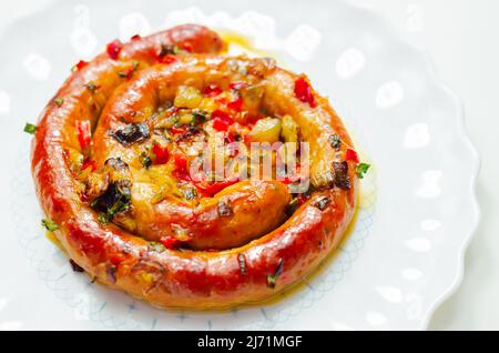 Senza glutine salsicce di maiale al peperoncino molto calde, e il formaggio chili si scioglie, cibo extra piccante Foto Stock