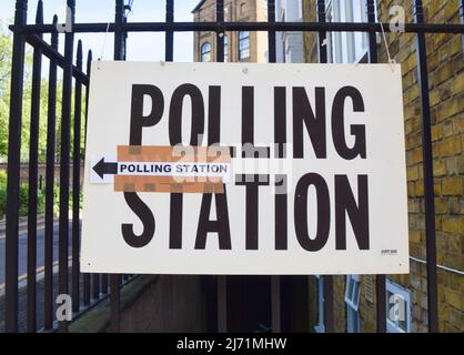 Londra, Regno Unito. 5th maggio 2022. Un cartello della stazione di polling nel centro di Londra durante le elezioni locali. Credit: Vuk Valcic/Alamy Live News Foto Stock