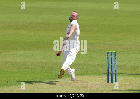 Londra, Regno Unito. 5 maggio, 2022, il bowling Luke Procter del Northamptonshire mentre Surrey prende il Northamptonshire nel campionato della contea al Kia Oval, il primo giorno. David Rowe/Alamy Live News. Foto Stock