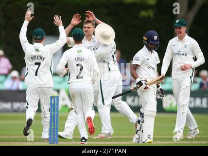 Il ben Gibbon di Worcestershire (3rd a sinistra) festeggia dopo aver preso il cazzo del Keegan Petersen di Durham (a destra) durante la partita LV= County Championship, Divisione due a New Road, Worcester. Data immagine: Giovedì 5 maggio 2022. Foto Stock