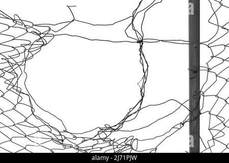 I fili aggrovigliati danneggiano le forme astratte della recinzione. Sfondo bianco e nero con spazio di copia. Foto Stock