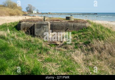 Bunker di cemento in una linea difensiva lunga più di 500 km con 1063 bunker di cemento lungo la costa di Scanian costruito nel WW2 nel 1939-1940. Ora Foto Stock