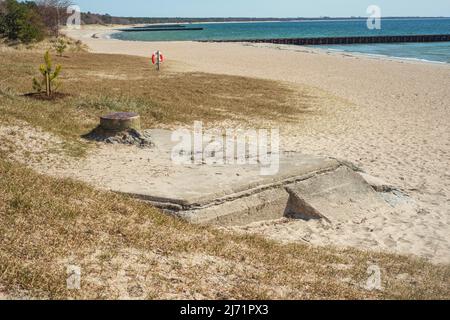 Bunker di cemento in una linea difensiva lunga più di 500 km con 1063 bunker di cemento lungo la costa di Scanian costruito nel WW2 nel 1939-1940. Ora Foto Stock