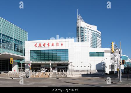 Windsor, Ontario, Canada - 26 dicembre 2021: Uno degli ingressi al Caesars Hotel and Casino a Windsor, Ontario, Canada. Foto Stock