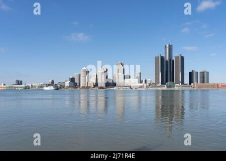 Vista dello skyline di Detroit, Michigan dal Riverfront Trail a Windsor, Ontario, Canada. Foto Stock