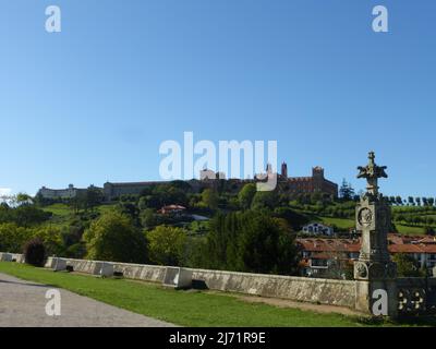 Comillas, comune cantabrico famoso per il suo palazzo e il capriccio di Gaudí. Spagna. Foto Stock