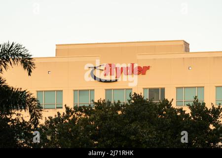 Miami, Florida, USA - 1 gennaio 2022: Il cartello di Ryder sull'edificio presso la sede centrale di Miami, Florida, USA. Foto Stock