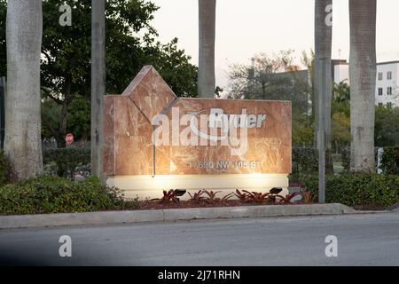Miami, Florida, USA - 1 gennaio 2022: Cartello della sede centrale di Ryder al tramonto a Miami, Florida, USA. Foto Stock