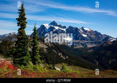 WA21502-00...WASHINGTON - Mount Shuksan visto dal Chain Lakes Trail nella zona di Mount Baker Wilderness. Foto Stock