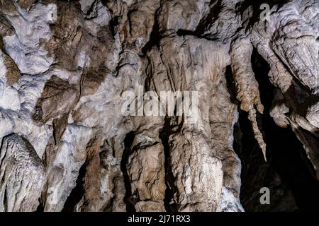 Vista presso la grotta stopica calcarea vicino Sirogojno sulla montagna Zlatibor in Serbia Foto Stock