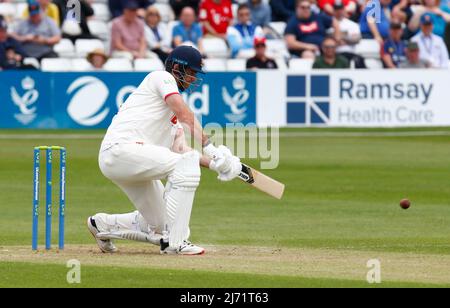 CHELMSFORD INGHILTERRA - MAGGIO 05 : Essex's Paul Walter durante il Campionato della Contea - Divisione uno (giorno 1 del 4) tra Essex CCC contro YorksireCCC al Cloud County Ground, Chelmsford il 05th Maggio 2022 Foto Stock