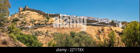 Vista panoramica del castello di Mértola in Portogallo in una giornata di sole in estate. Foto Stock