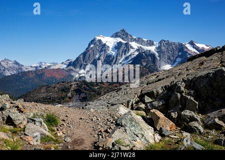 WA21512-00...WASHINGTON - Mount Shuksan visto da Herman Pass nella zona di Mount Baker Wilderness. Foto Stock