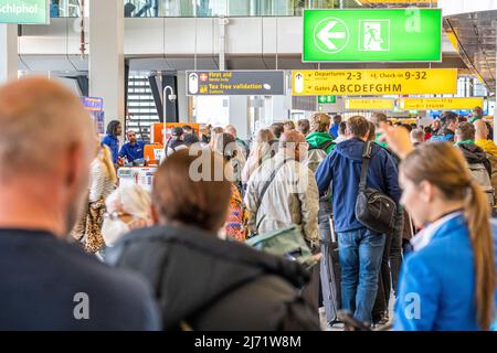 2022-05-01 09:19:04 AMSTERDAM 01-05-2022. Schiphol non è riuscito a limitare il numero di viaggiatori in aeroporto la domenica come previsto per alleviare il carico di lavoro del personale. I viaggiatori devono quindi tenere conto delle grandi folle e si consiglia di arrivare all'aeroporto il più presto possibile. ©ANP/Hollandse-Hoogte/ Owen o'Brien olanda OUT - belgio OUT Foto Stock