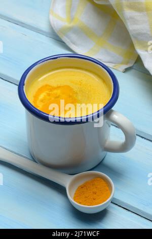 Kurkuma-Milch in Tasse und Kurkumapulver, Goldene Milch Foto Stock